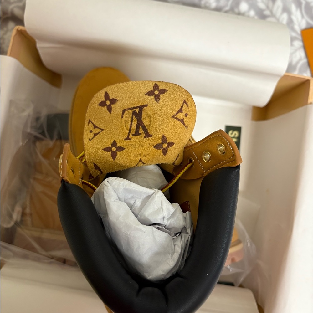 Louis Vuitton Yellow and Black Leather Detail - Picture 7 of 12
